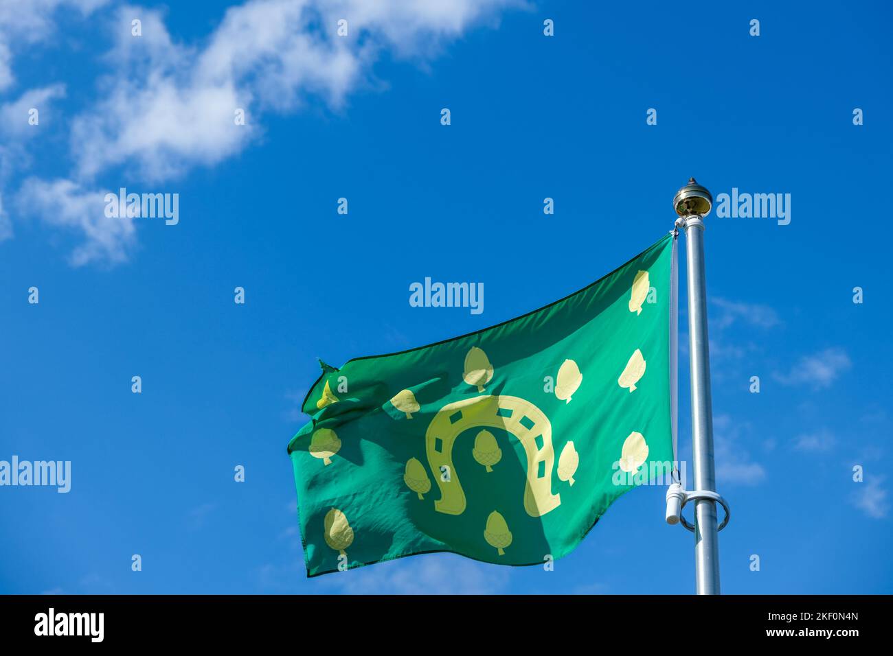La bandiera della contea di Rutland, contro un cielo blu profondo. La contea più piccola dell'Inghilterra, Regno Unito Foto Stock