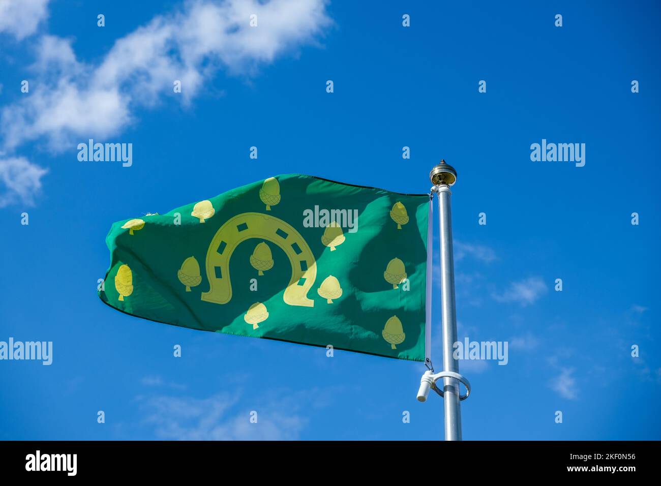 La bandiera della contea di Rutland, contro un cielo blu profondo. La contea più piccola dell'Inghilterra, Regno Unito Foto Stock