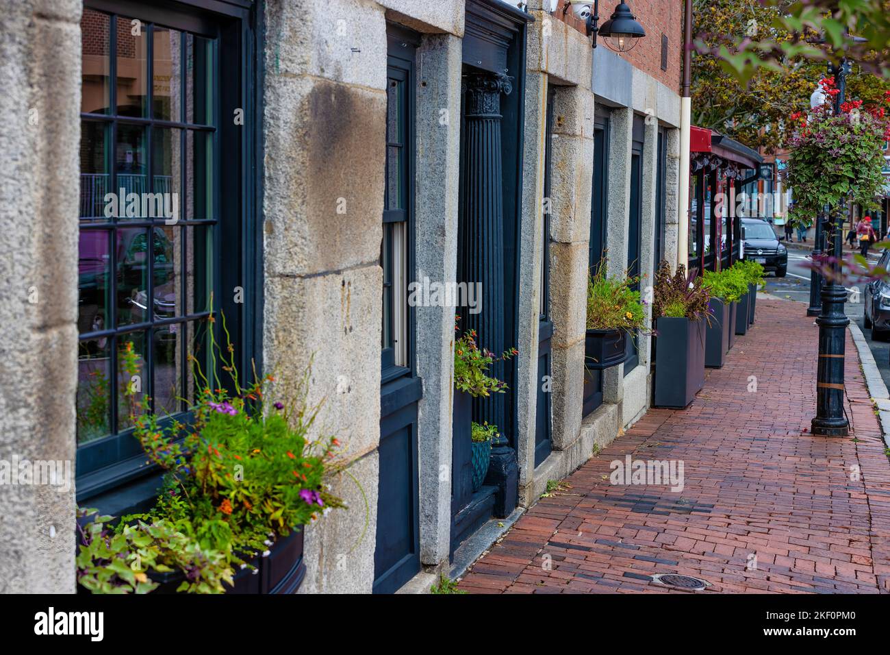 Gloucester, Massachusetts, USA, - 13 settembre 2022: Vista dei marciapiedi in mattoni stretti di fronte alle aziende del centro città. Foto Stock