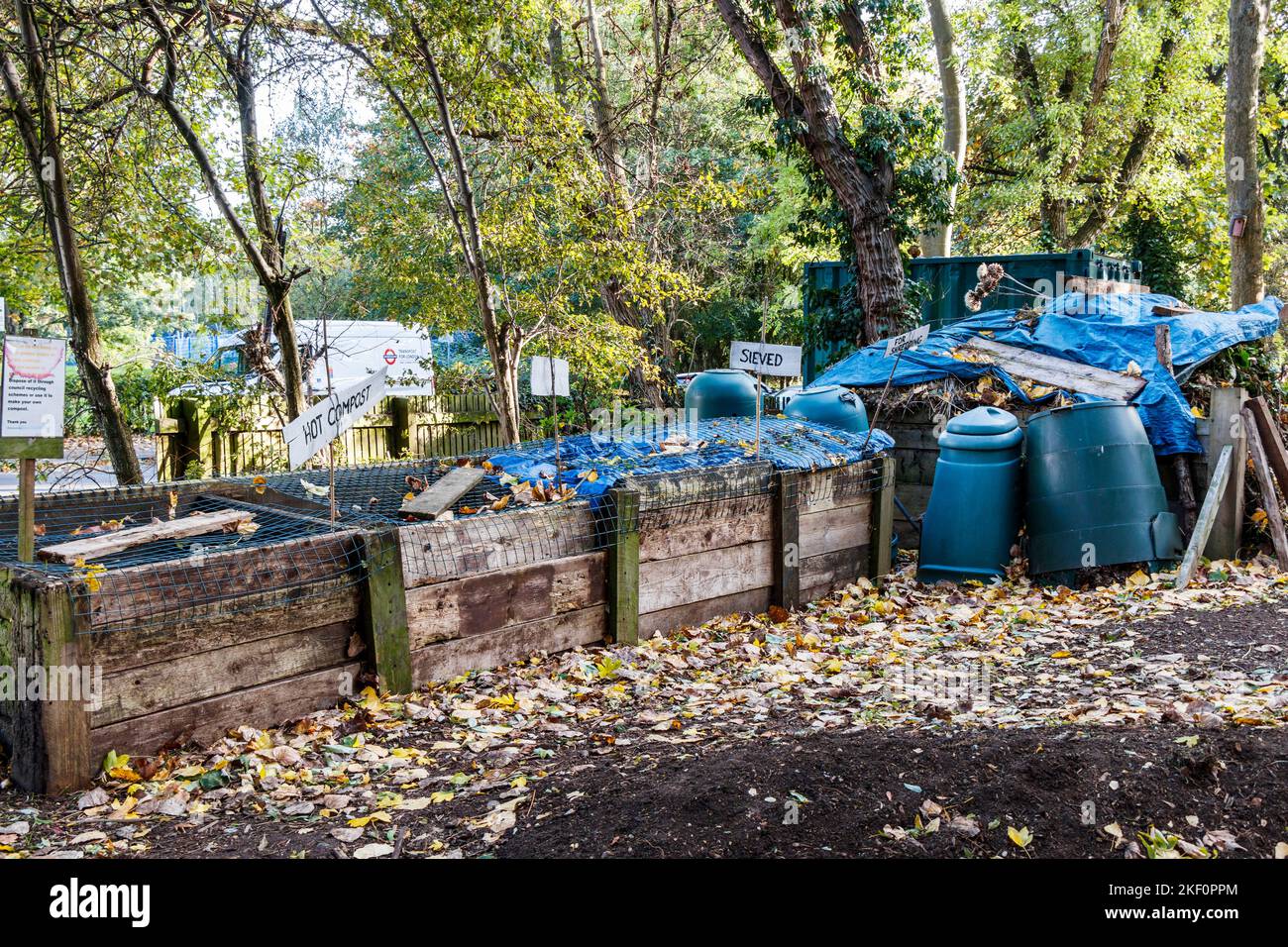 Materiale riciclato e compost in Sunnyside Community Gardens, Islington, Foto Stock
