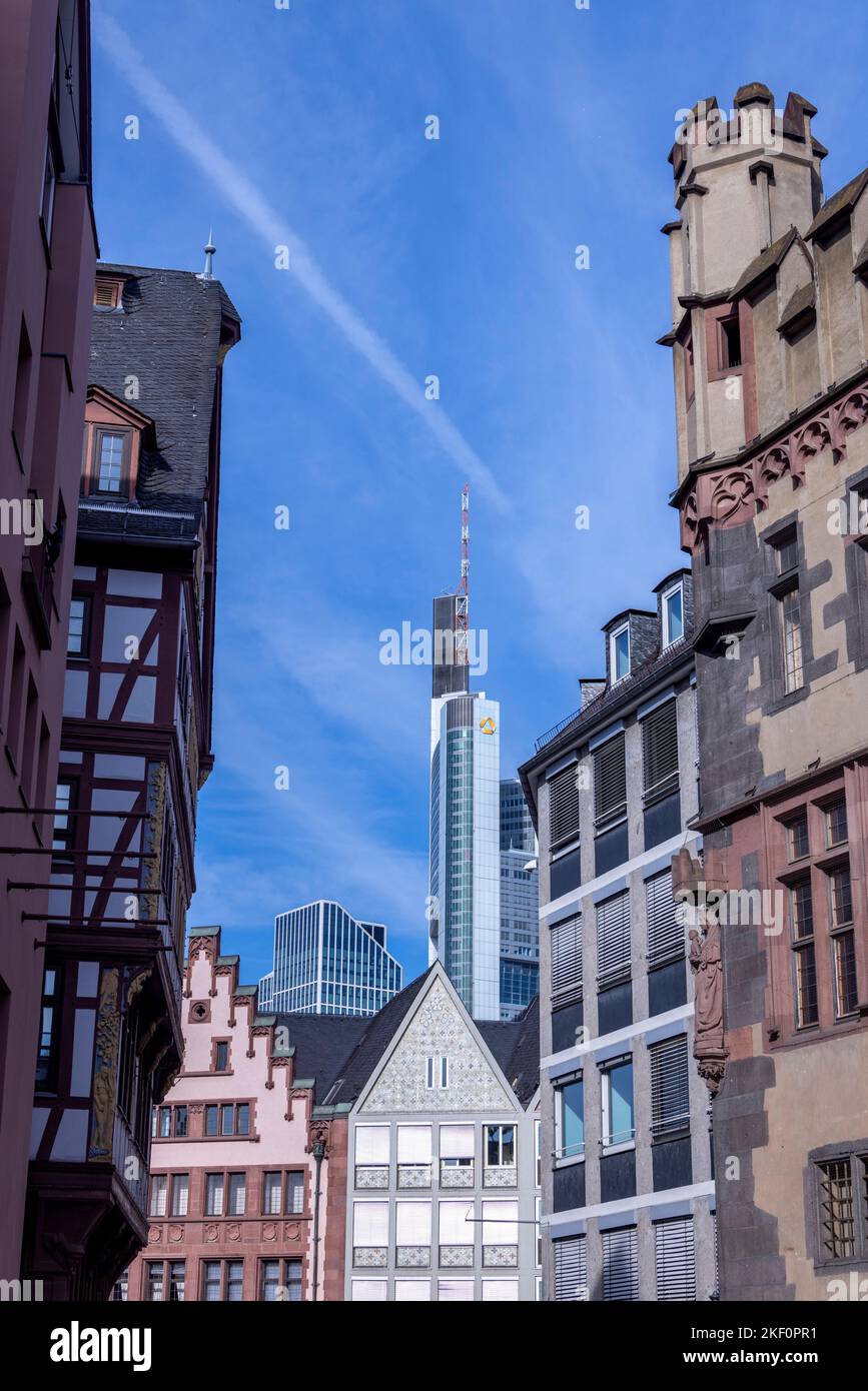 Vista della città vecchia (Altstadt) con il quartiere degli affari sullo sfondo, Francoforte, Germania Foto Stock
