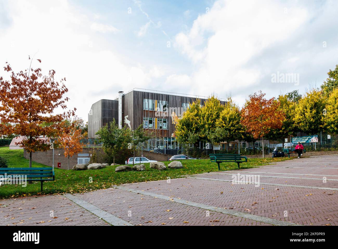 La Ashmount Primary School, la prima scuola inglese "in uso" negativa per il carbonio, a Londra del Nord, Regno Unito, ha vinto il premio RIBA Foto Stock