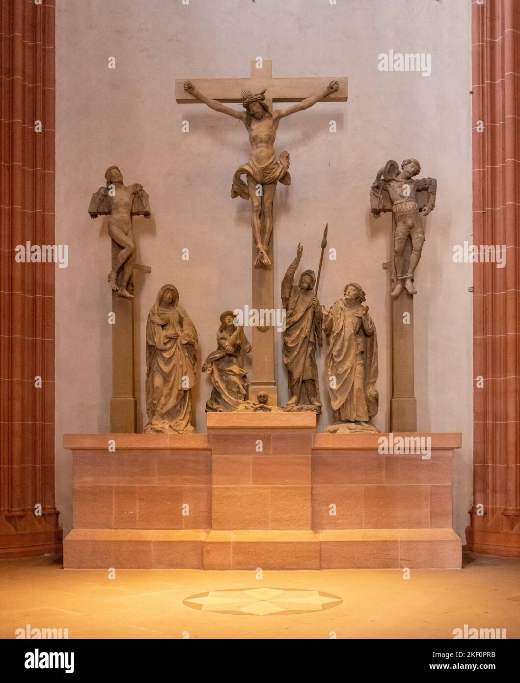 Gruppo di crocifissione dello scultore Hans Backoffen dal 1509, Kaiserdom Sankt Bartholomäus, Cattedrale Imperiale di San Bartolomeo, Francoforte, Germania Foto Stock