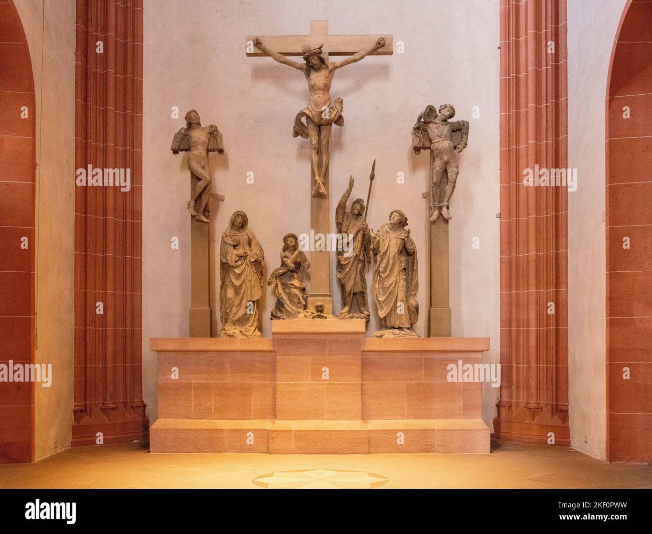 Gruppo di crocifissione dello scultore Hans Backoffen dal 1509, Kaiserdom Sankt Bartholomäus, Cattedrale Imperiale di San Bartolomeo, Francoforte, Germania Foto Stock