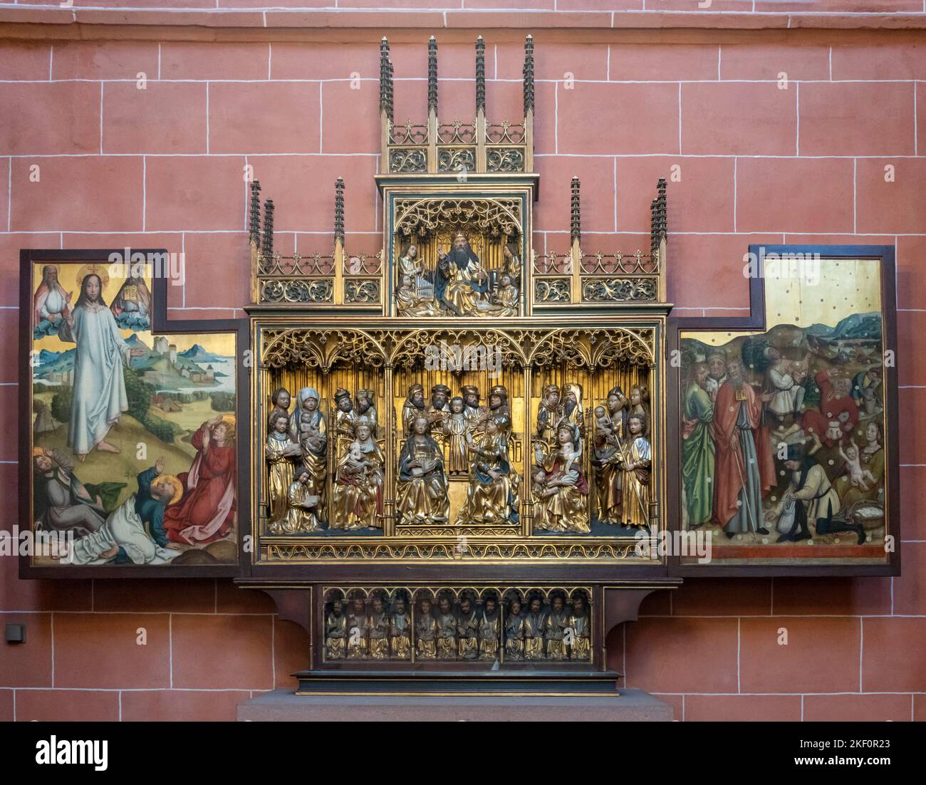 Altare medievale in legno intagliato e dipinto, Kaiserdom Sankt Bartholomäus, Cattedrale imperiale di San Bartolomeo, Francoforte, Germania Foto Stock