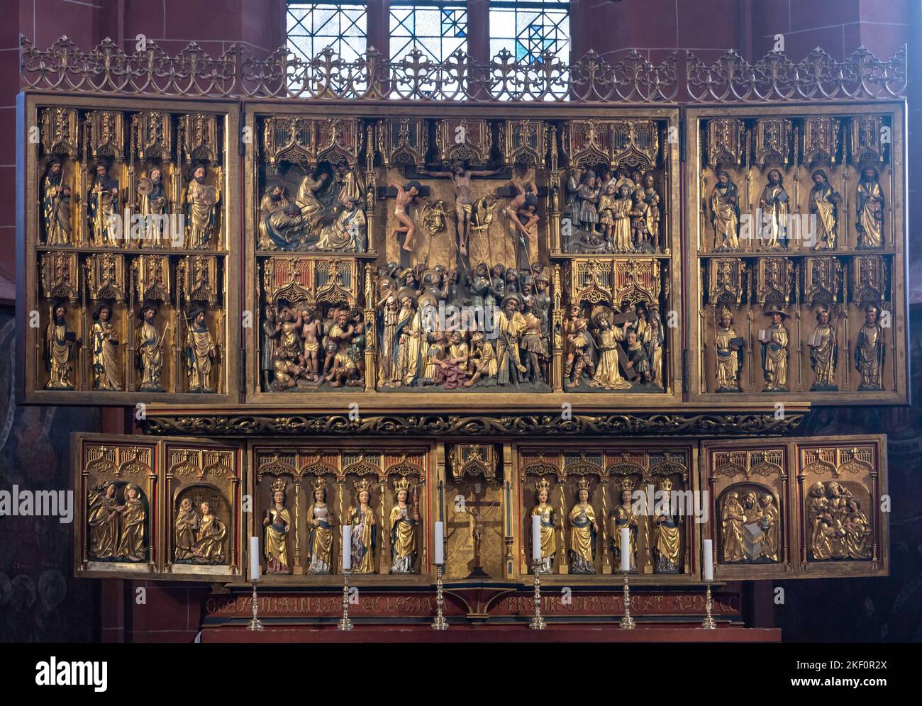 Altare medievale in legno intagliato e dipinto, Kaiserdom Sankt Bartholomäus, Cattedrale imperiale di San Bartolomeo, Francoforte, Germania Foto Stock