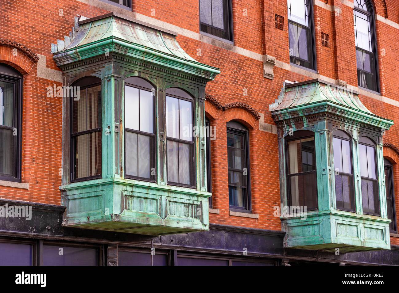 Gloucester, Massachusetts, USA, - 13 settembre 2022: Primo piano delle finestre a bovindo di un edificio in mattoni. Foto Stock