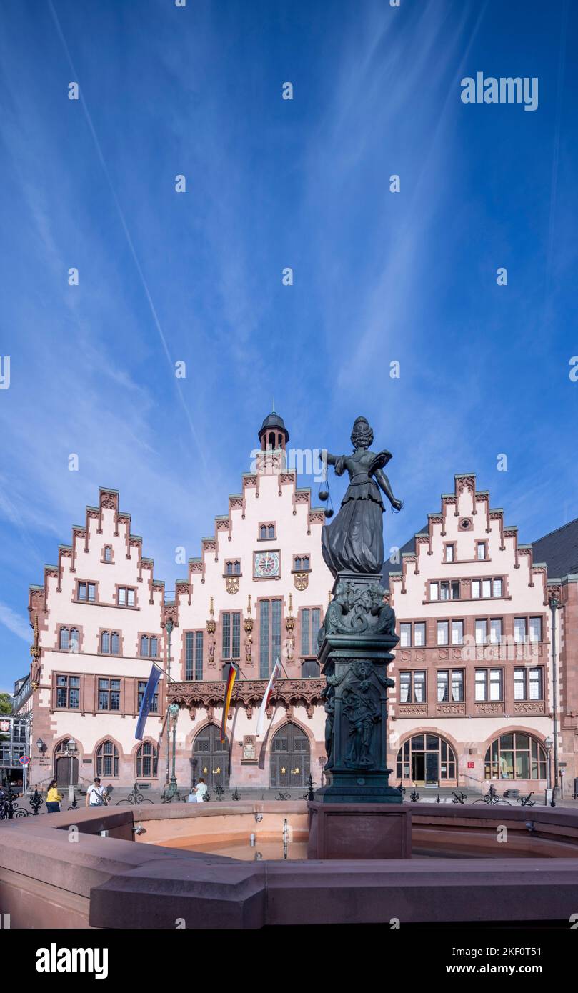 La fontana della giustizia e del municipio (Römer), il municipio di Francoforte, Francoforte sul meno, Germania Foto Stock