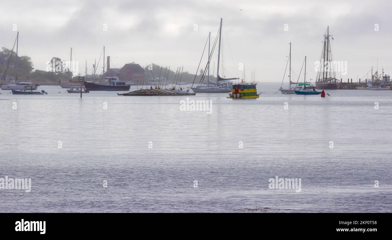 Gloucester, Massachusetts, USA, - 13 settembre 2022: Vista del porto sotto cielo nuvoloso, nebbia e pioggia leggera. Foto Stock