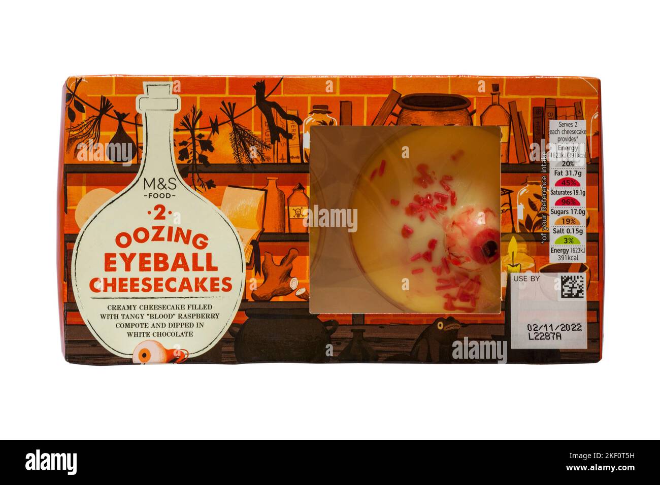2 cheesecake a bulbo oculare con gocce di formaggio cremoso ripieno di composto di lamponi dal sangue piccante e immerso in cioccolato bianco isolato su fondo bianco Foto Stock