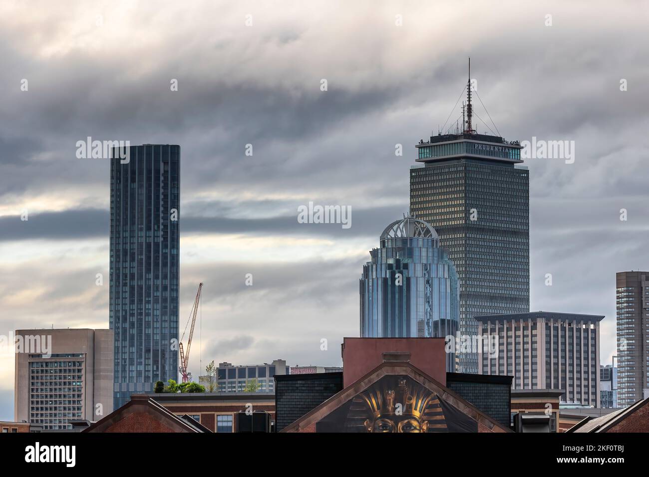 Boston, Massachusetts, USA - 3 settembre 2022: L'exibit di King Tut si staglia sotto una sezione dello skyline di Boston Foto Stock