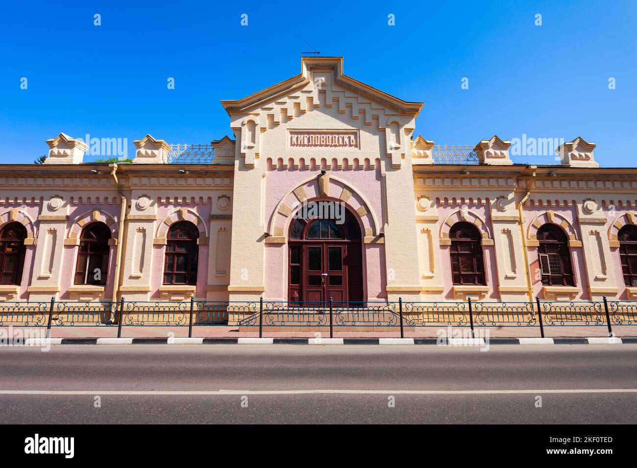 Edificio storico della stazione ferroviaria di Kislovodsk nel centro di Kislovodsk Città in Russia Foto Stock