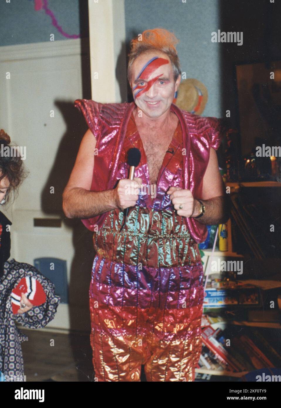 Jeffrey Astle (Londra, 13 maggio 1942 – Londra, 19 gennaio 2002) è stato un . Soprannominato "il re" dai fan del club, ha giocato 361 partite per loro e ha segnato 174 gol. Ha anche vinto cinque caps per l'Inghilterra. In seguito fece apparizioni in televisione con Frank Skinner e David Baddiel nella Fantasy Football League. È qui vestito come David Bowie. Foto Stock