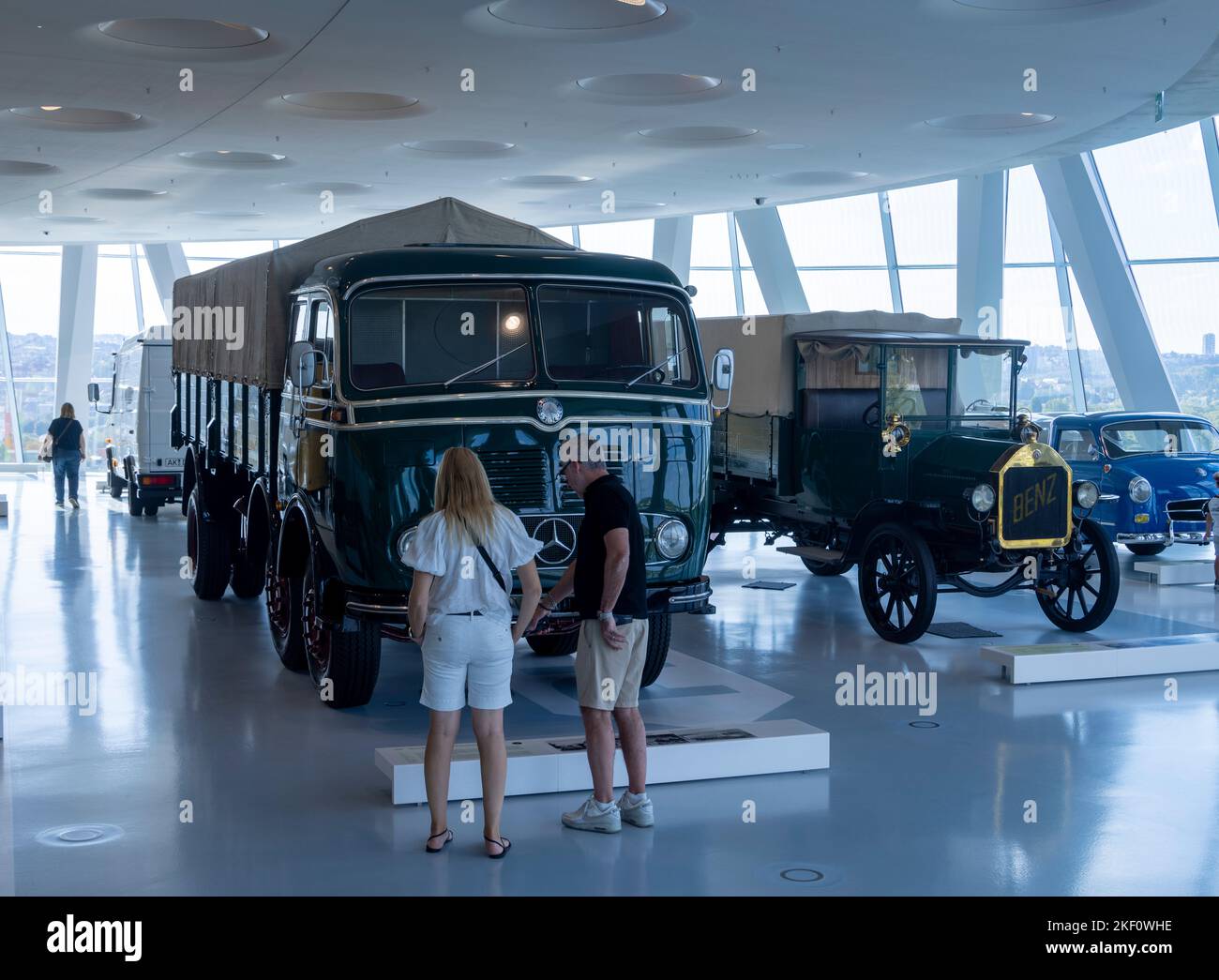 galleria di camion, camion e vagoni, Mercedes Benz Museum, Stoccarda, Germania Foto Stock