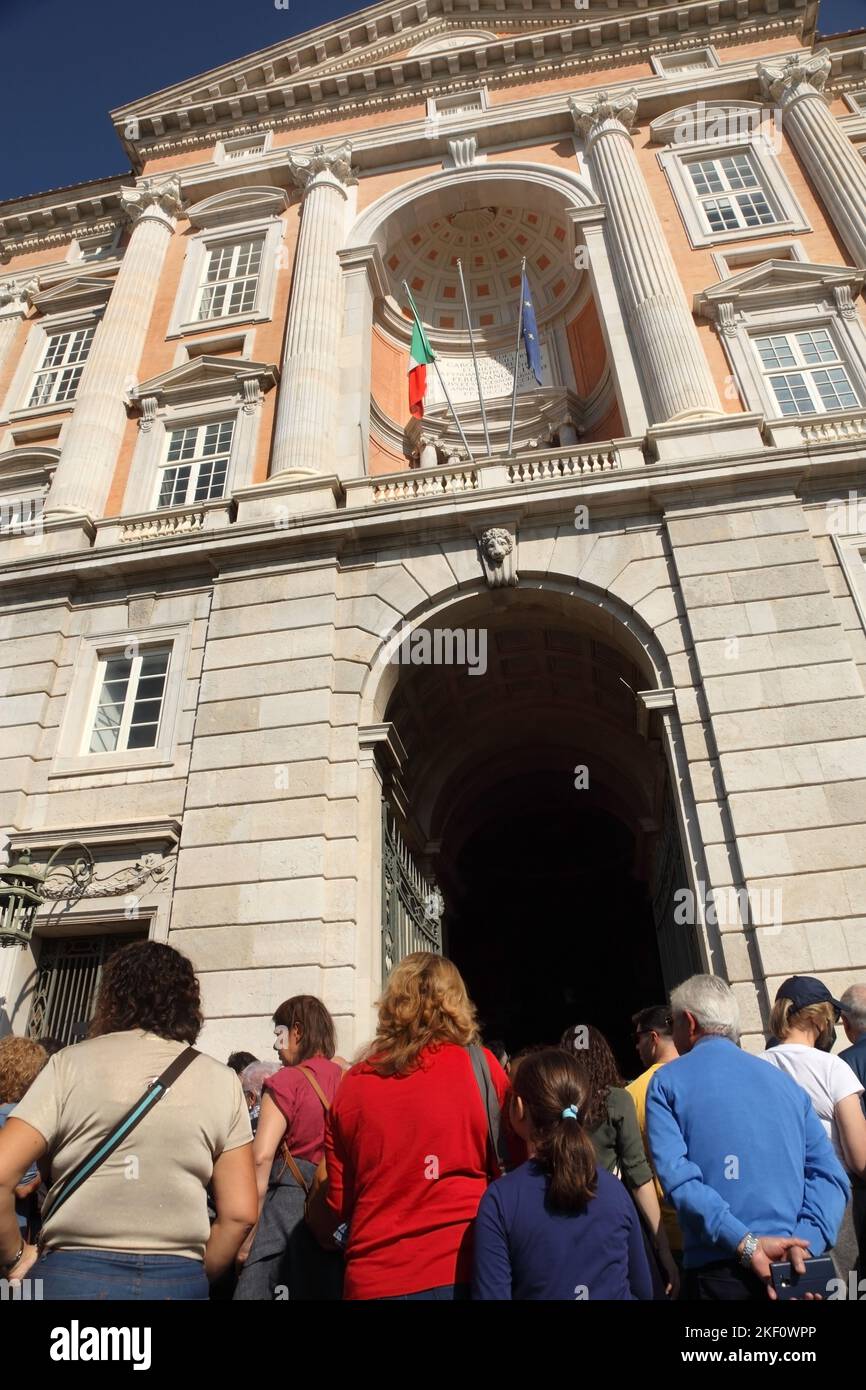 I turisti in coda per i biglietti fuori dalla Reggia Barocca di Caserta del 18th° secolo / Reggia di Caserta, Italia. Foto Stock