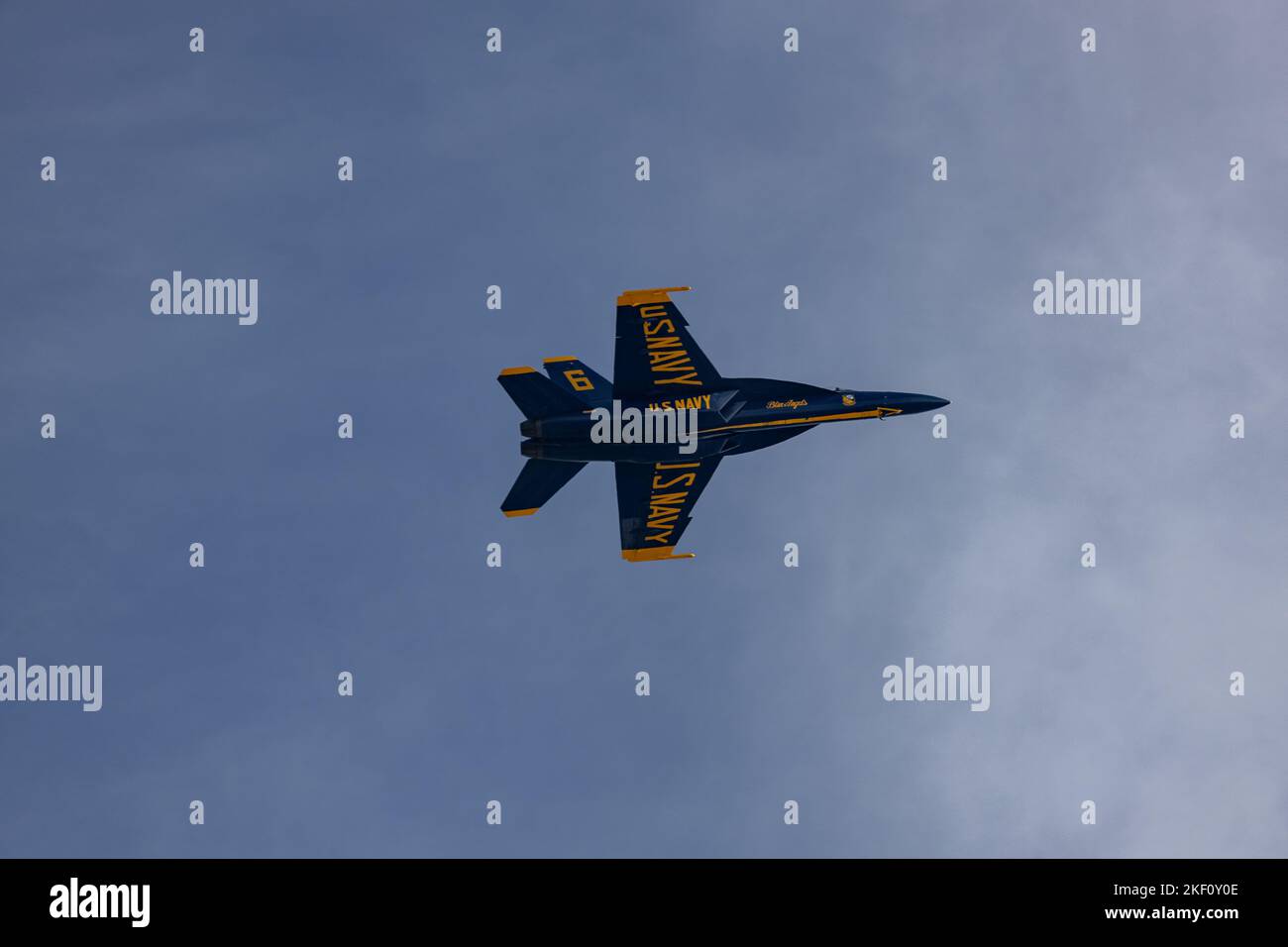 Gli United States Navy Blue Angels si esibiscono in uno spettacolo aereo su San Francisco durante la settimana della flotta 2022 Foto Stock