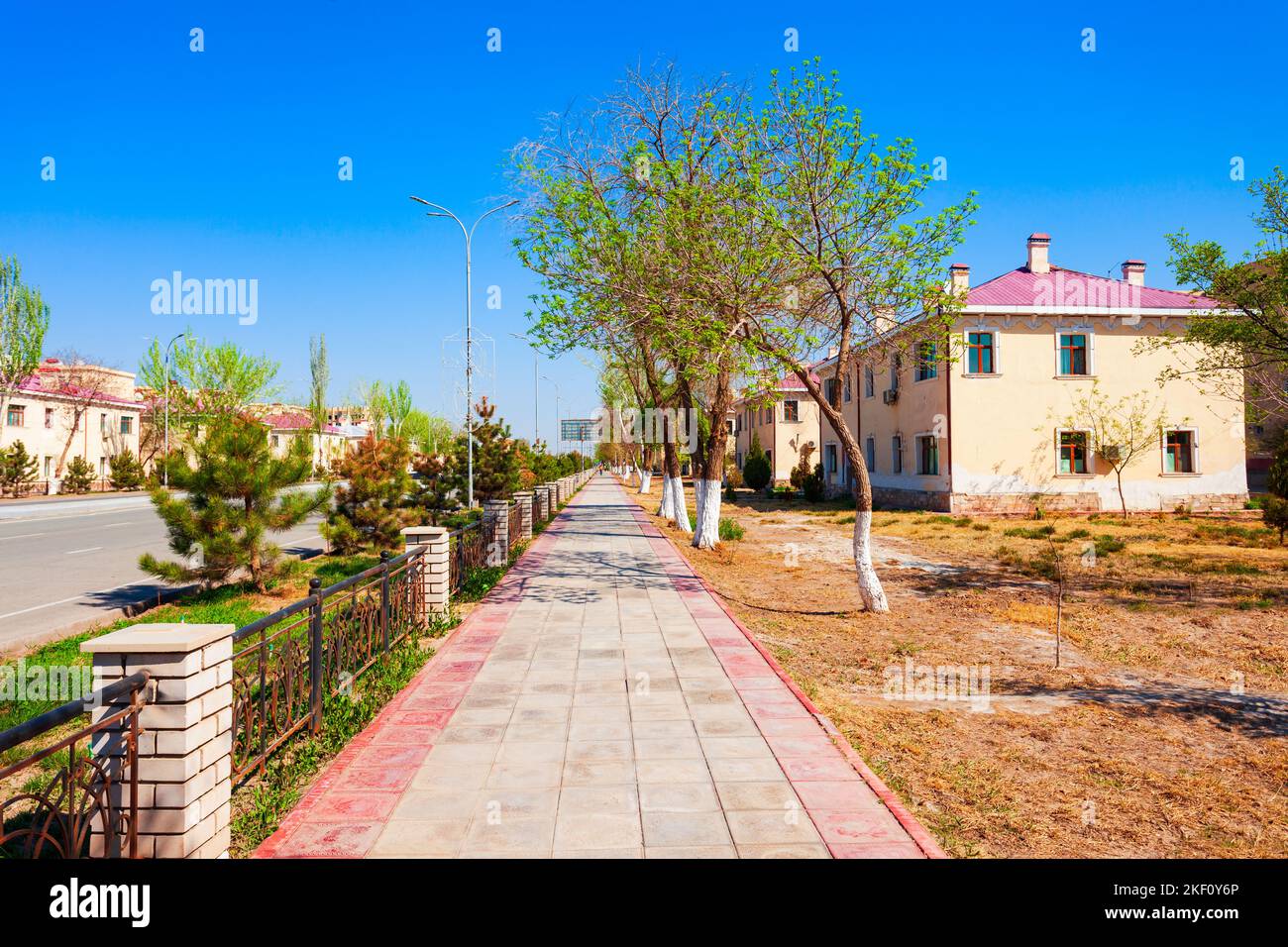 Edificio residenziale di appartamenti nella via al-Khwarizmi e al-Biruni nella città di Urgench, Uzbekistan Foto Stock