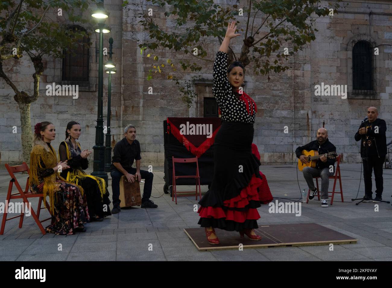 Un ballerino della scuola di flamenco Esencia durante una delle esibizioni di gruppi di flamenco nelle strade e nelle piazze di Santander (Spagna) in occasione della celebrazione della Giornata Internazionale del flamenco (16 novembre), È il giorno in cui il flamenco è stato dichiarato patrimonio dell'umanità dall'UNESCO nel 2010. (Foto di Joaquin Gomez Sastre/NurPhoto) Foto Stock