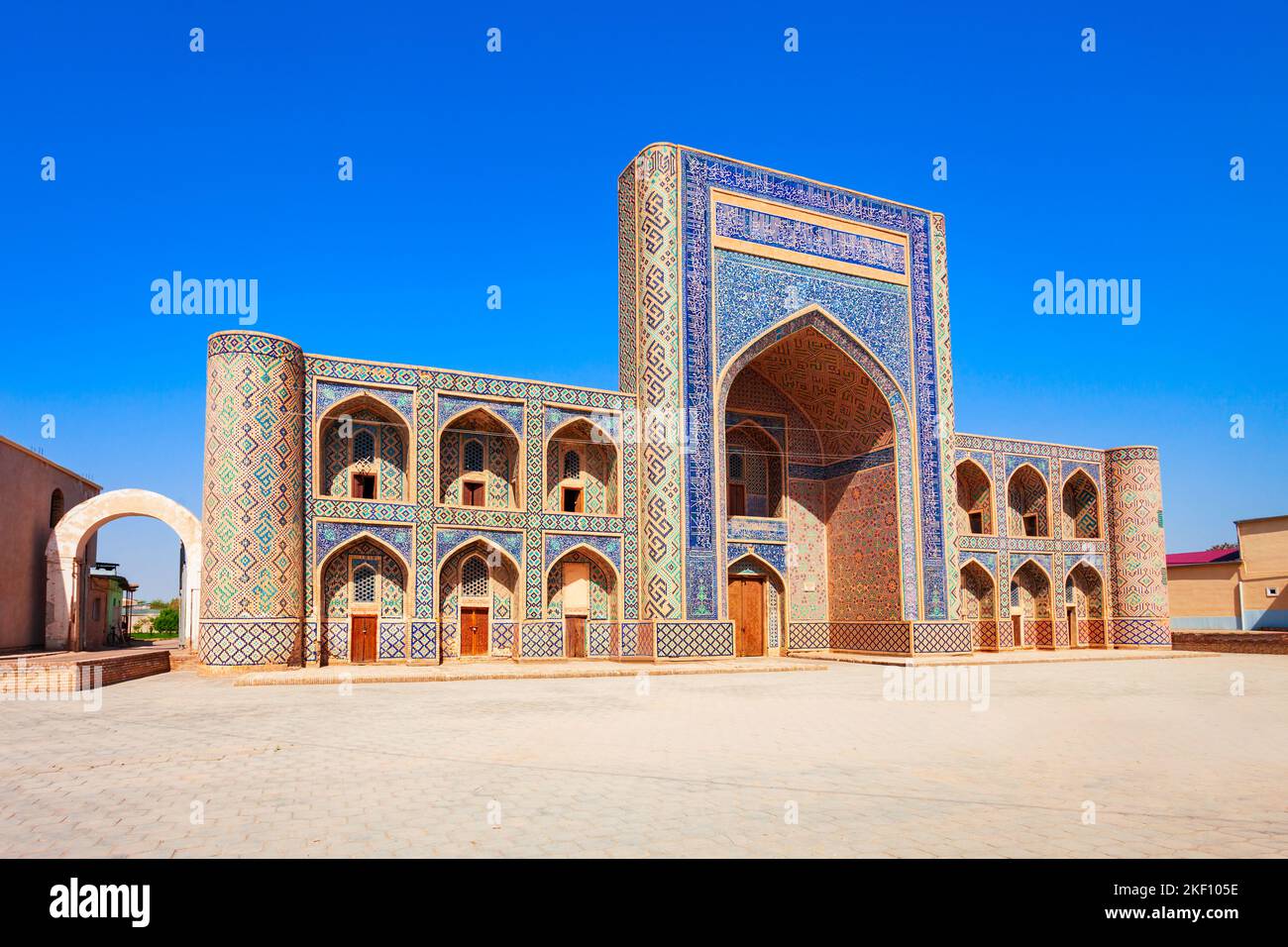 KOSH Madrasah è un complesso architettonico composto da Modari Khan Madrasa e Abdullah Khan madrasah a Bukhara, Uzbekistan Foto Stock