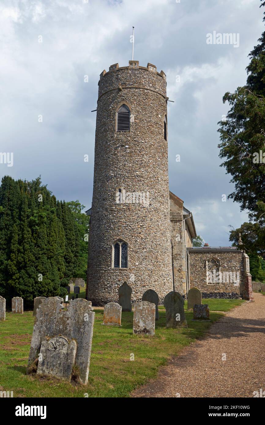 La torre rotonda di St Andrew a Wisset, Suffolk, Regno Unito Foto Stock