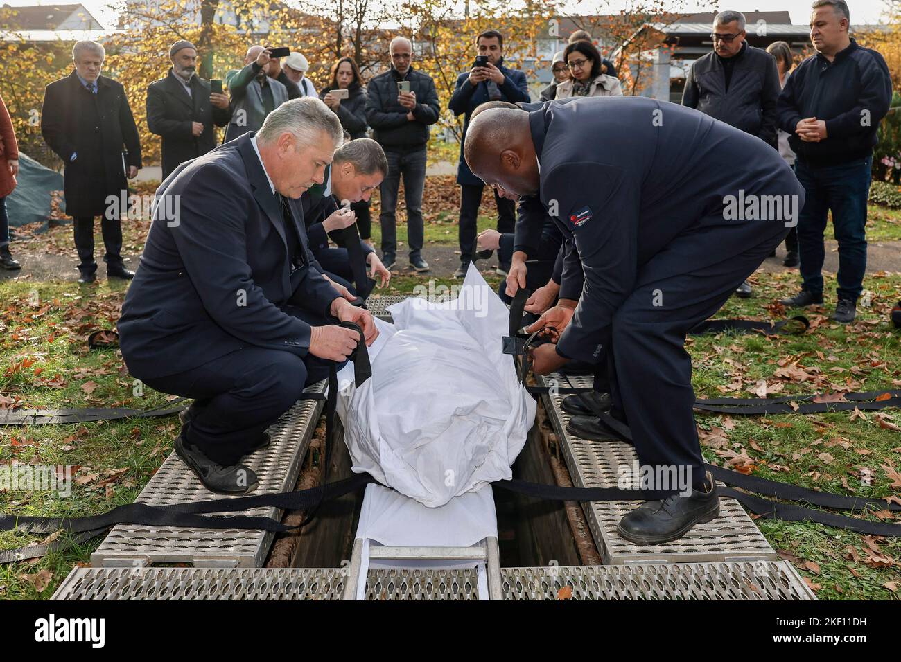 Norimberga, Germania. 15th Nov 2022. I custodi del cimitero cadono una figura a grandezza naturale in un riparo in una tomba del cimitero meridionale come dimostrazione della sepoltura del riparo durante una sepoltura senza caffè. Credit: Daniel Löb/dpa/Alamy Live News Foto Stock