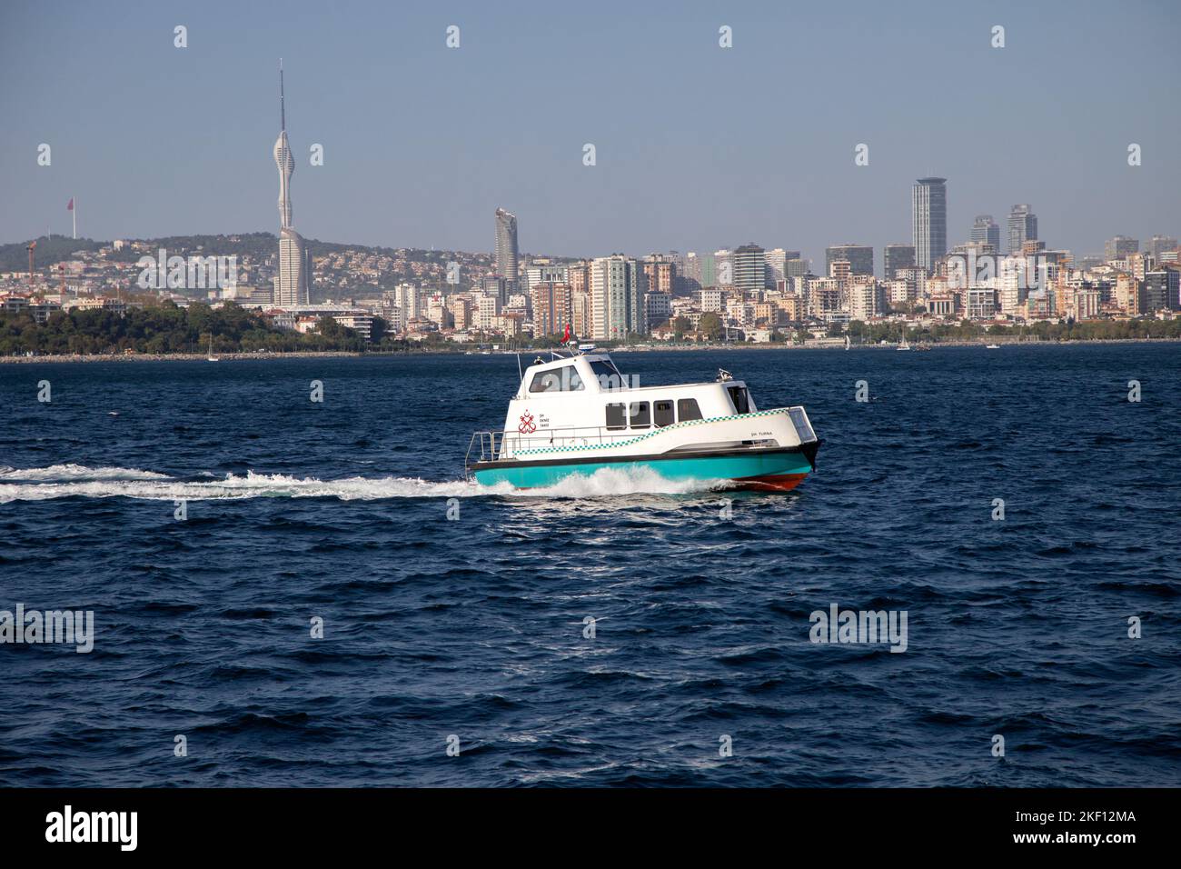 Istanbul, Turchia - 08-29-2022:il taxi d'acqua del mezzo di trasporto marittimo di Istanbul, la silhouette di Istanbul sul retro Foto Stock