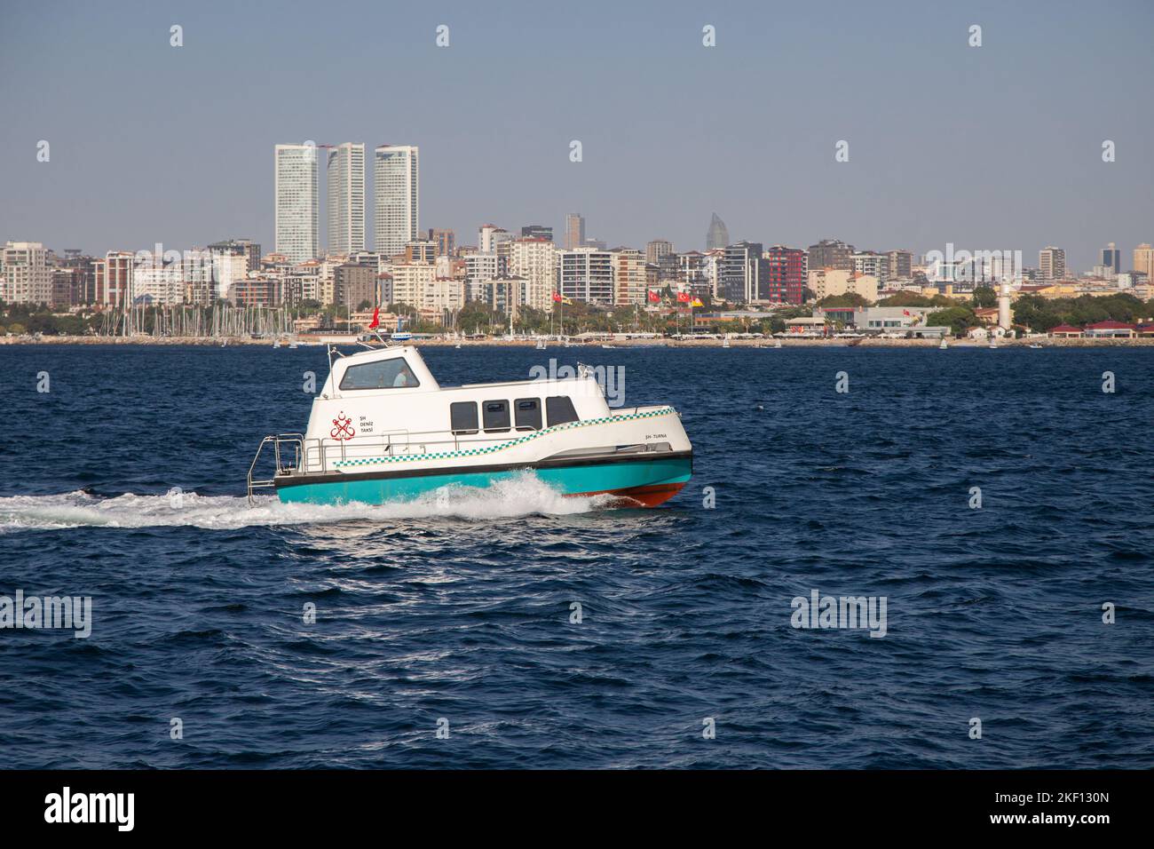 Istanbul, Turchia - 08-29-2022:il taxi d'acqua del mezzo di trasporto marittimo di Istanbul, la silhouette di Istanbul sul retro Foto Stock
