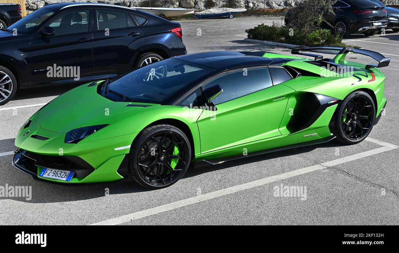 Lamborghini Aventador SVJ Parcheggio auto di lusso e potente al Porto Turistico di Cervia, Ravenna, Italia Foto Stock