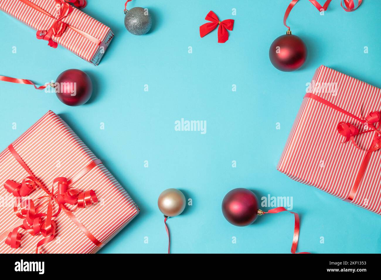 Regali avvolti su sfondo blu. Presenta sulla parte superiore dello sfondo luminoso. Foto Stock