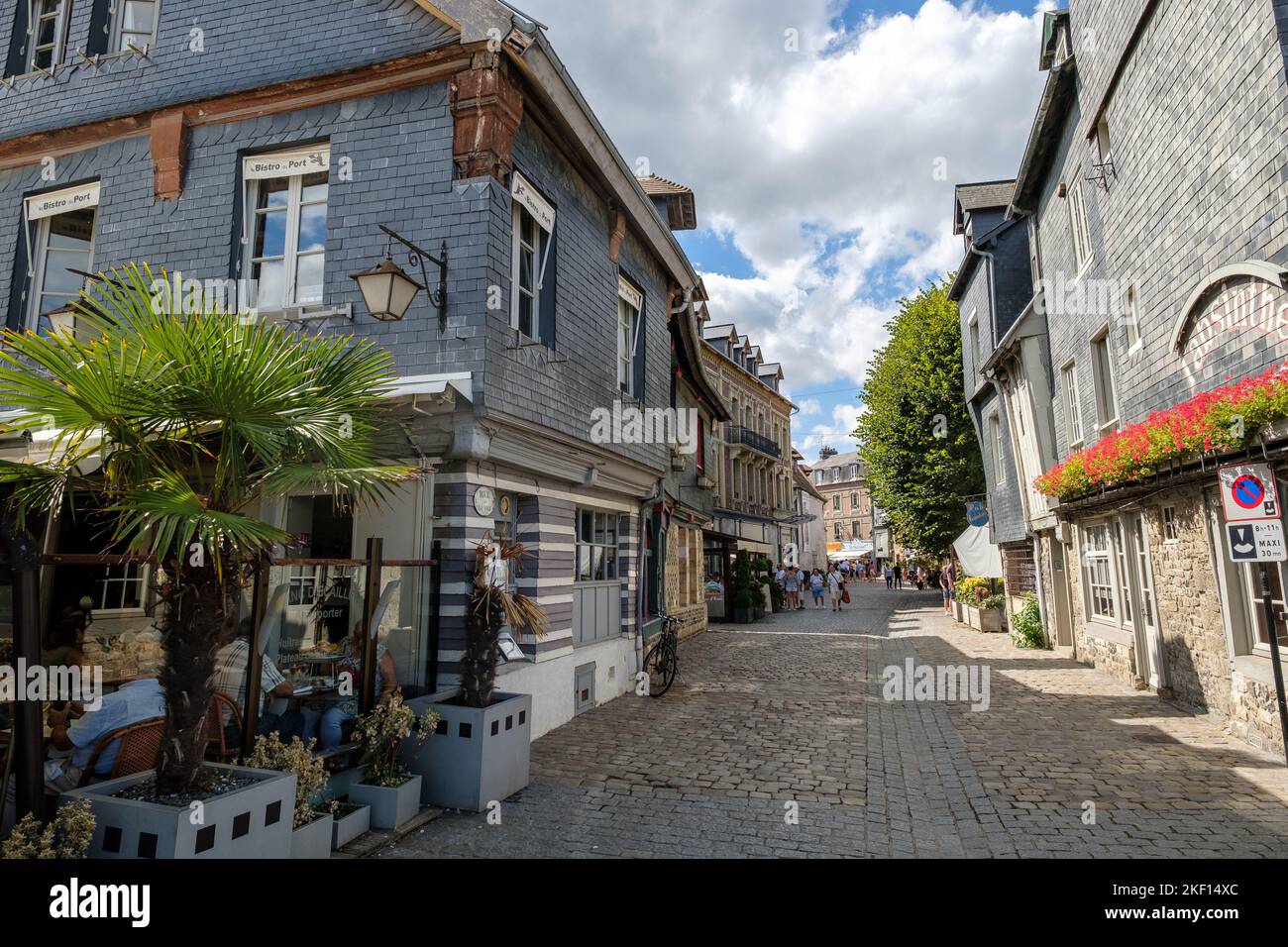 Una vista lungo la strada acciottolata di Rue de la Ville nel centro storico di Honfleur, Calvados, Normandia Foto Stock