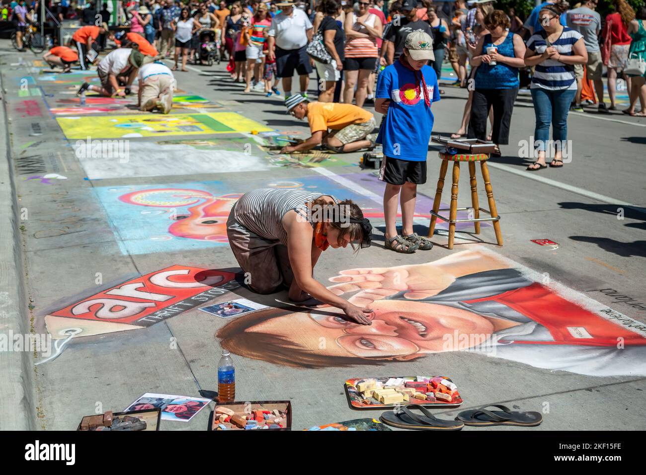 Artisti che lavorano su pezzi di gesso, Chalk Art Festival, Larimer Square, Denver, Colorado USA Foto Stock