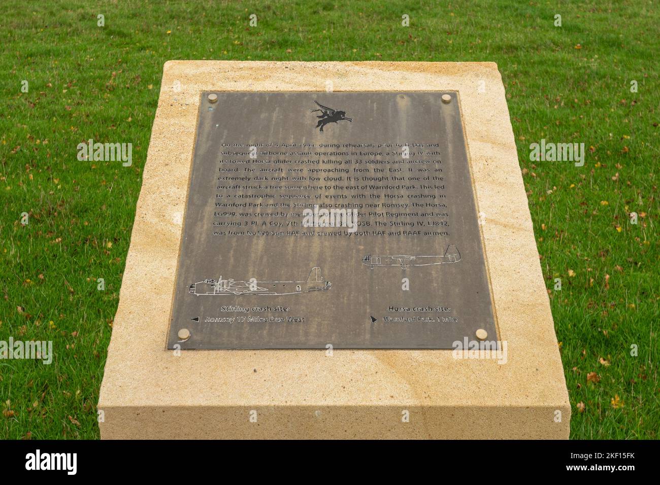 Exercise Dreme Memorial commemorazione di 33 uomini uccisi il 4th 1944 aprile quando un RAF Stirling aereo trainante un deltaplano Horsa si schiantò, Hampshire, Inghilterra, Regno Unito Foto Stock