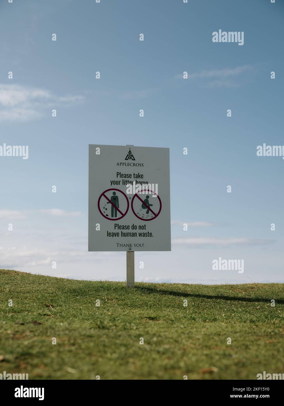 Si prega di portare la lettiera a casa - non lasciare l'indicazione rifiuti umani nella costa occidentale Scozia paesaggio estivo - overtourism problema turistico Foto Stock