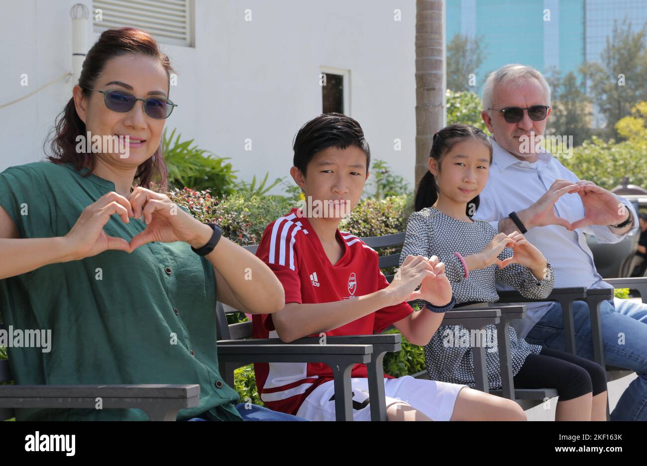 Intervista con la famiglia Docherty - (da sinistra a destra) Teresa, Thomas (11 anni), Megan (9 anni) e Mike al Royal Hong Kong Yacht Club, Kellett Island a Causeway Bay. 29OCT22 SCMP / Jelly TSE Foto Stock