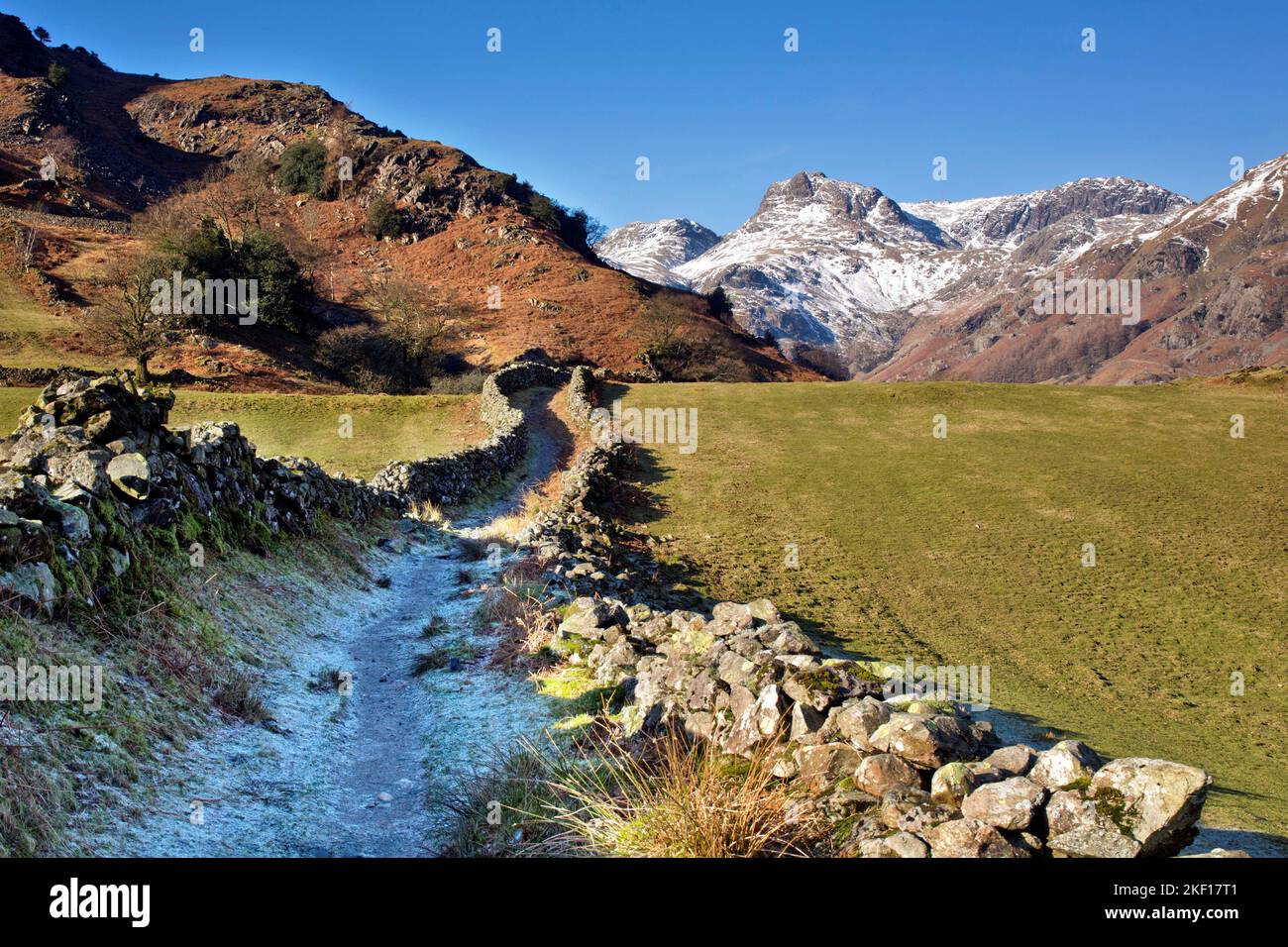 Cumbria modo superiore Langdale valley con vedute di Langdale Pikes in inverno Parco Nazionale del Distretto dei Laghi Cumbria Inghilterra England Regno Unito Foto Stock