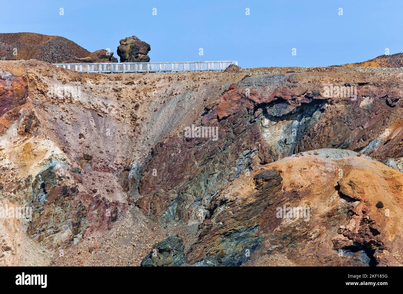 Passerella sopra la colorata miniera di rame a cielo aperto su Parys Mountain (Mynydd Parys) sull'isola di Anglesey, Galles del Nord Regno Unito, estate Foto Stock