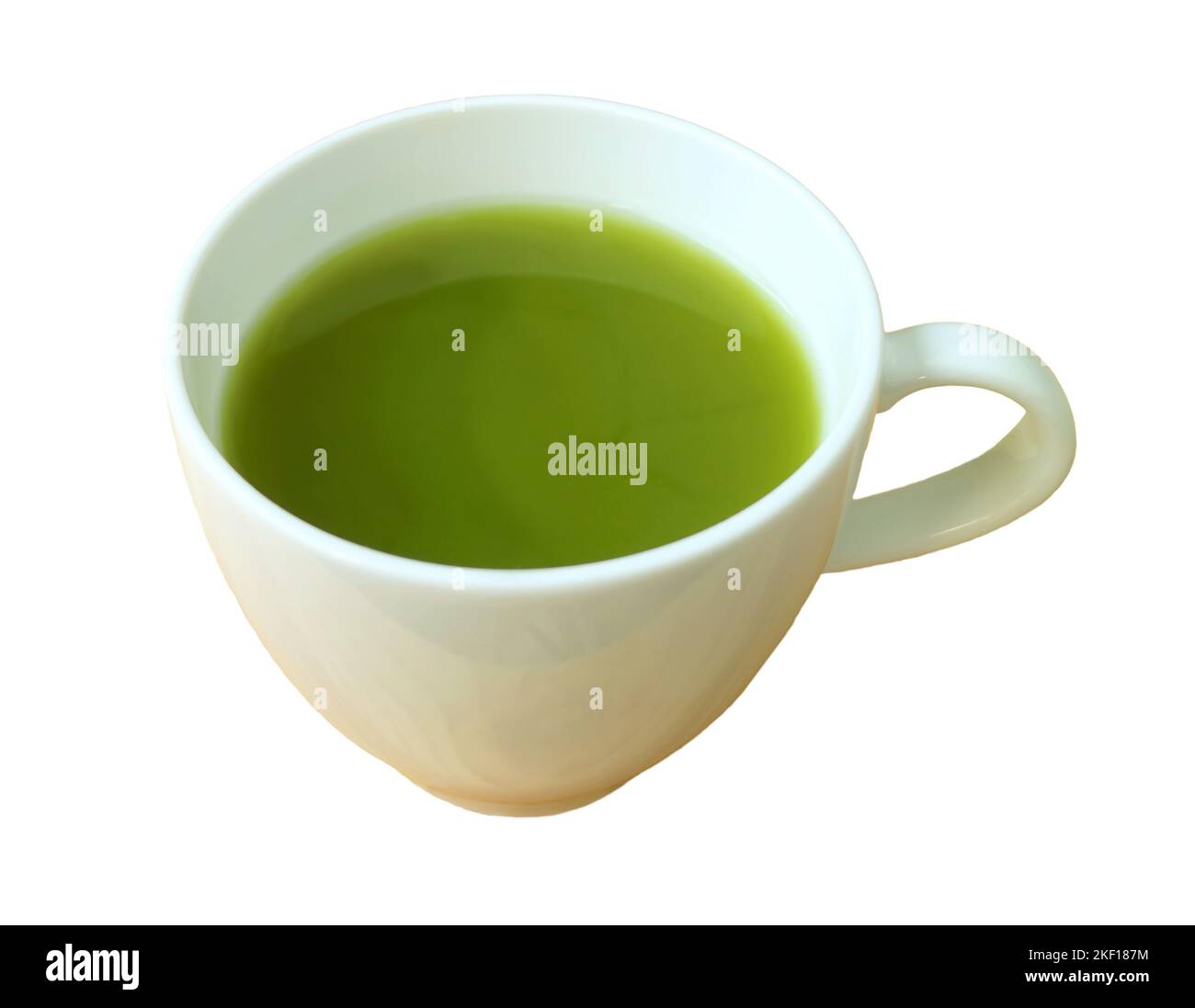 Una tazza di tè Matcha Verde caldo isolato su sfondo bianco Foto Stock