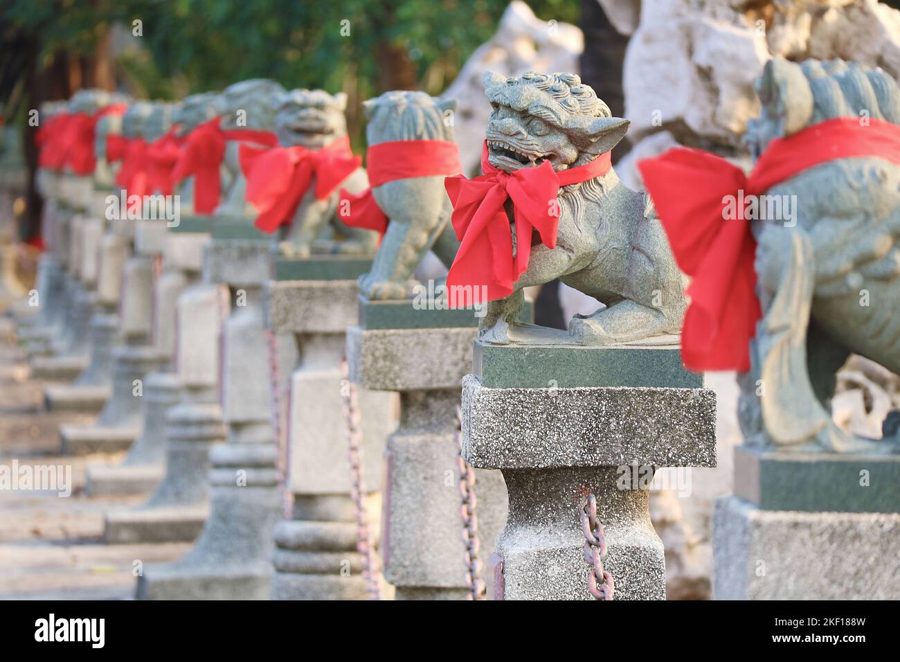Fila di sculture del Leone Guardiano Cinese in varie posture in un Tempio Buddista Cinese Foto Stock
