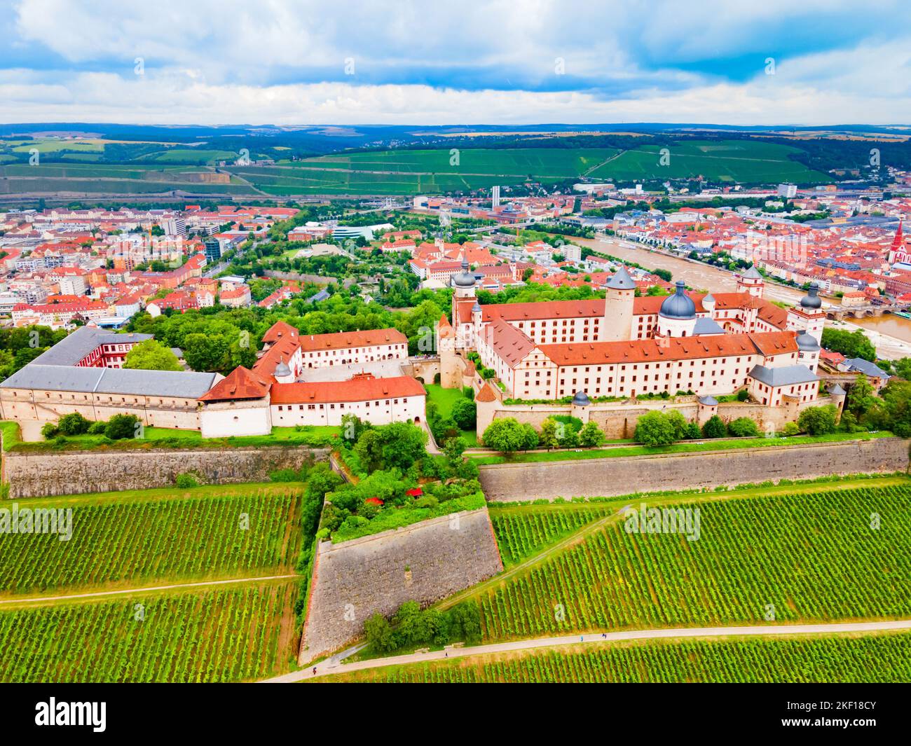 Vista panoramica aerea della fortezza di Marienberg nel centro storico di Wurzburg. Wurzburg (o Wuerzburg) è una città della Baviera, in Germania. Foto Stock