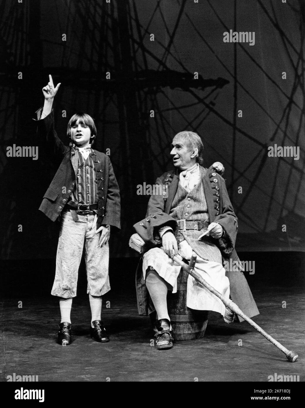 Jonathan Scott Taylor (Jim Hawkins), Bernard Miles (Long John Silver) in TREASURE ISLAND al Mermaid Theatre, Puddle Dock, Londra EC4 1975 adattato da Bernard Miles & Josephine Wilson dal romanzo di Robert Louis Stevenson musica: Cyril Ornadel testi: Hal Shaper design: Patrick Roberston & Rosemary Vercoe coreografia: Terry Gilbert regista: Josephine Wilson Foto Stock