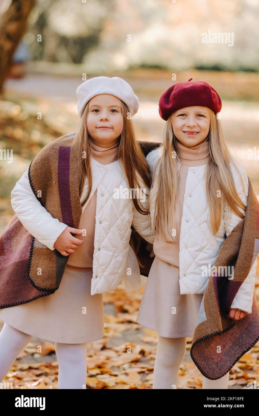 I bambini felici coccolano in un bellissimo parco autunnale Foto Stock