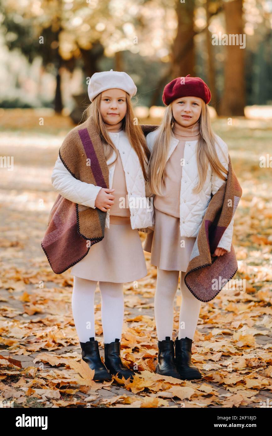 I bambini felici coccolano in un bellissimo parco autunnale Foto Stock