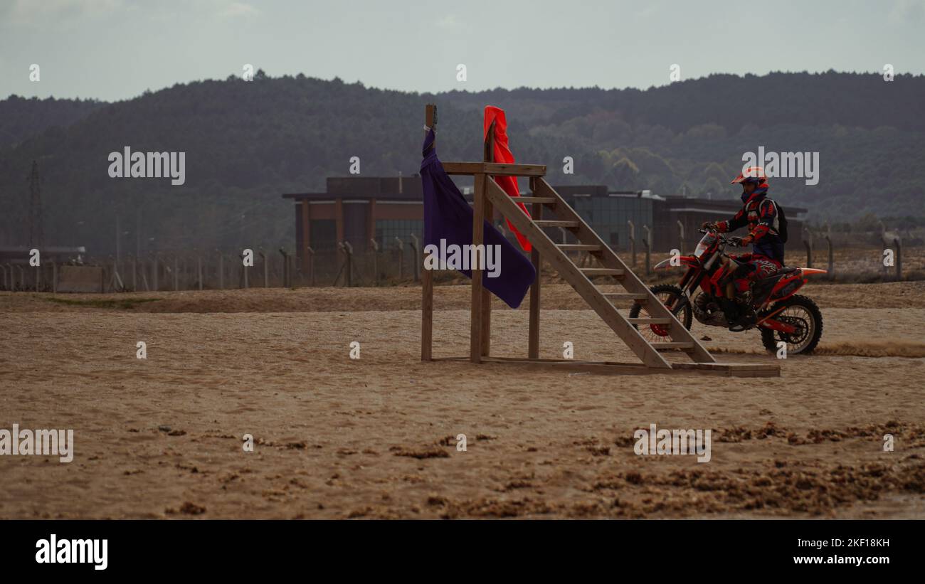 Un motociclista sta praticando in spiaggia Foto Stock