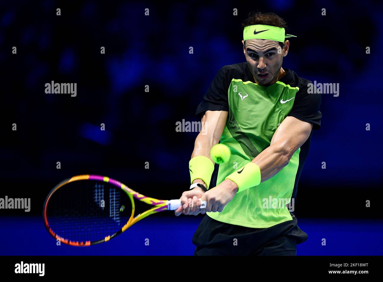 Torino, Italia. 15 novembre 2022. Rafael Nadal di Spagna gioca un colpo a rovescio durante il suo round robin match contro Felix Auger-Aliassime del Canada durante il terzo giorno delle finali ATP Nitto. Credit: Nicolò campo/Alamy Live News Foto Stock