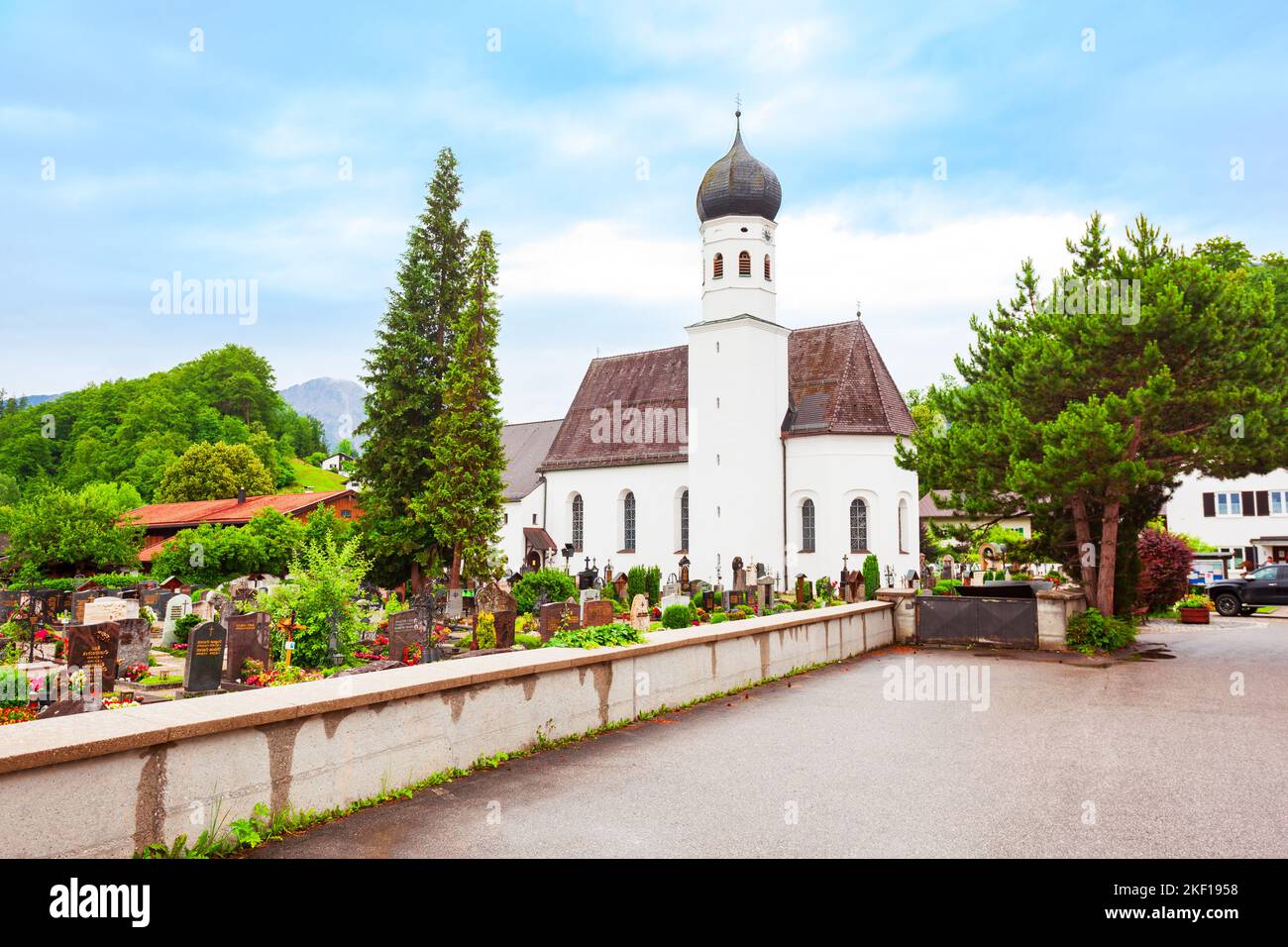 La chiesa parrocchiale cattolica romana di San Michele si trova nella città di Kochel am See presso il Kochelsee o il lago di Kochel in Baviera, Germania Foto Stock