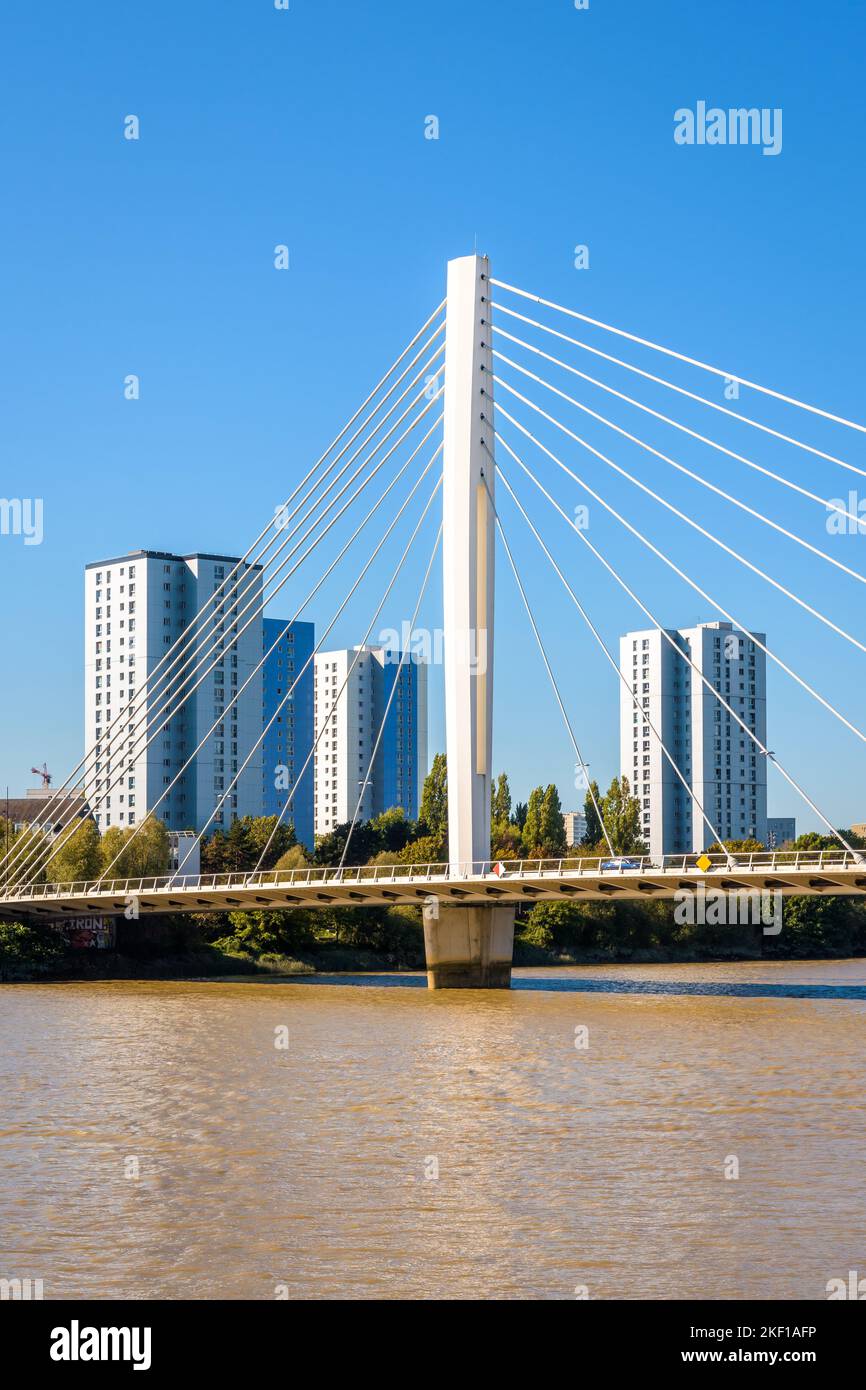 Il ponte Eric Tabarly è un ponte stradale con stallazione via cavo sul fiume Loira, tra il distretto di Malakoff e l'isola di Nantes, Francia. Foto Stock