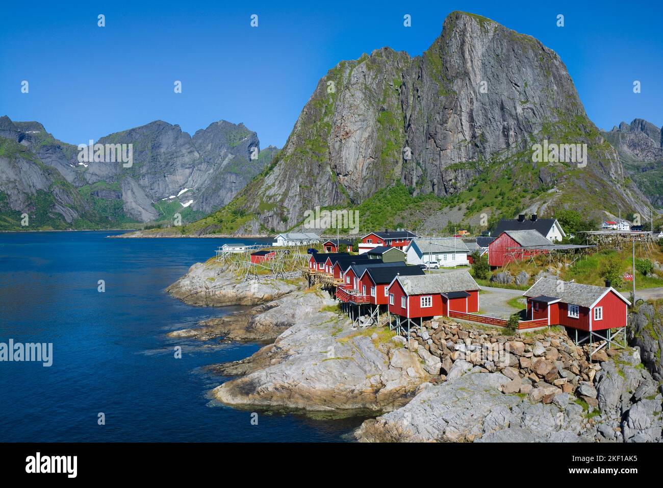 Villaggio di pescatori con tradizionale rorbu rosso a Hannoy, Lofoten, Norvegia Foto Stock