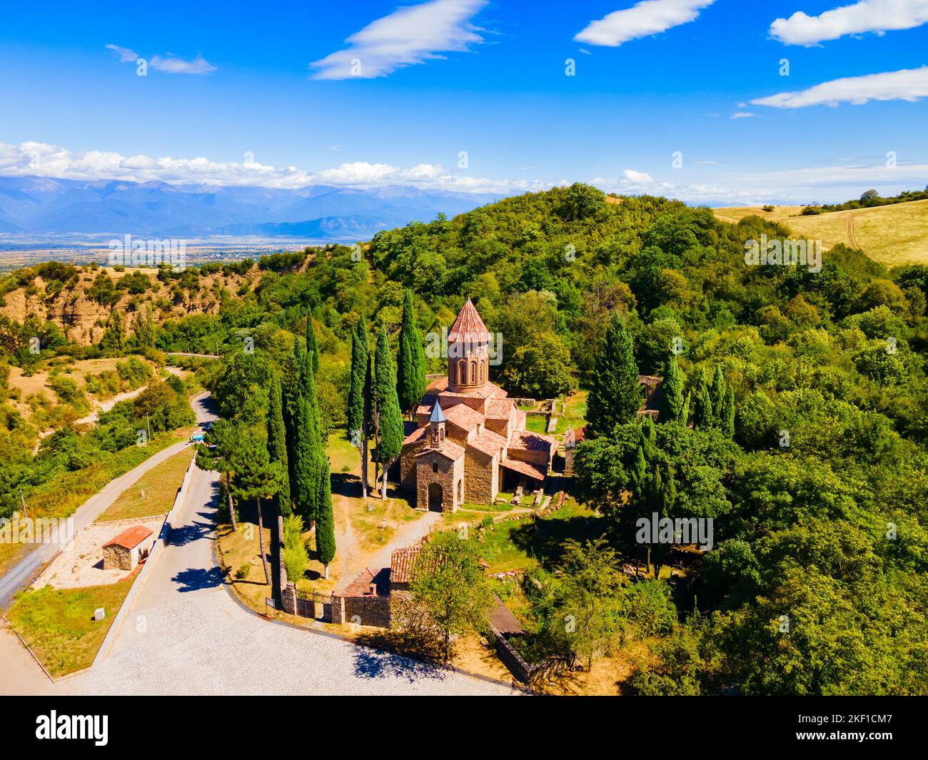 Vista panoramica aerea del complesso del Monastero di Ikalto a Kakheti. Kakheti è una regione della Georgia orientale con Telavi come capitale. Foto Stock