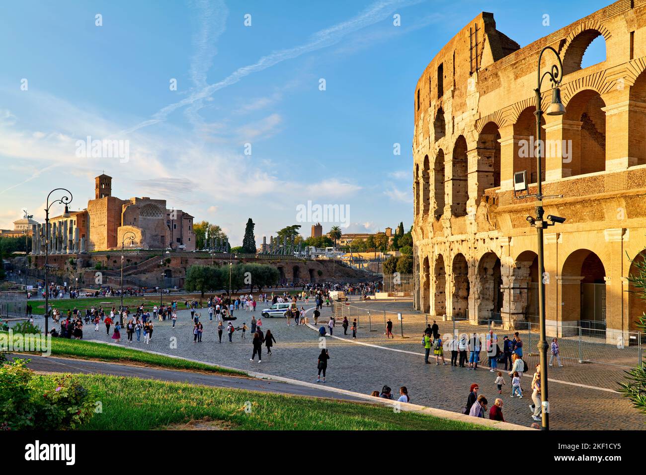 Roma Lazio Italia. Il Colosseo è un anfiteatro ovale situato nel centro di Roma, a est del Foro Romano Foto Stock