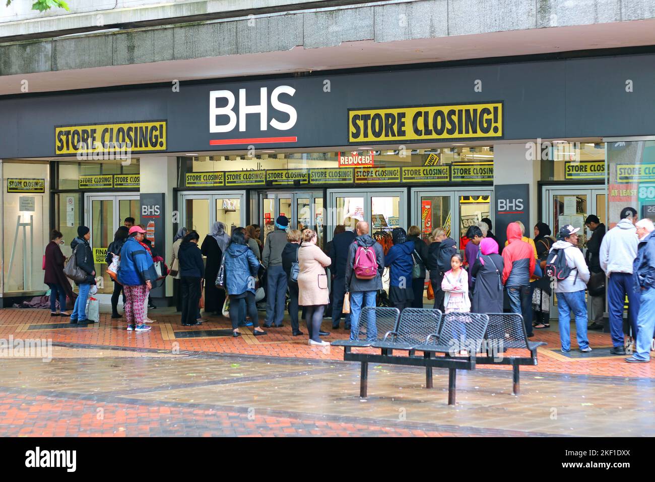 Chiusura del negozio a causa della recessione. Questo è stato British Home Stores chiudere un negozio. Persone fuori per ottenere un affare. Foto Stock